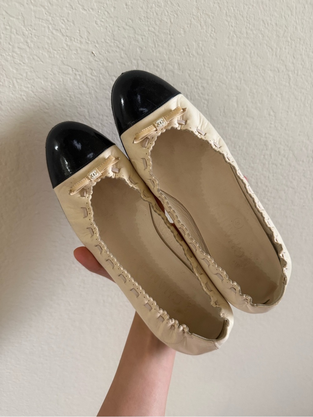 Chanel Cream Embroidered Ballet Flats with Black Patent Cap Toe size 37 - Picture 1 of 7